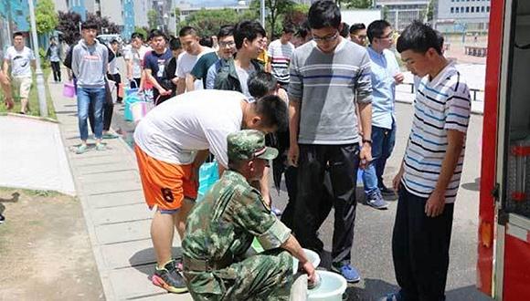 广元消防支队为学校、医院、小区等单位送去生活用水。四川网络广播电视台 图