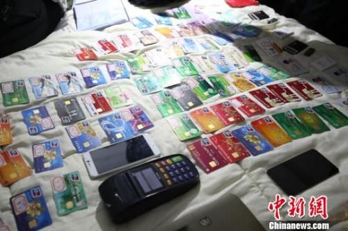 资料图：广东茂名警方缴获电信诈骗部分物品。黄海樱 摄