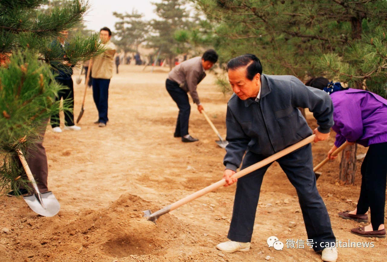 1992年，中央领导参加首都义务植树日活动，钱其琛在植树。