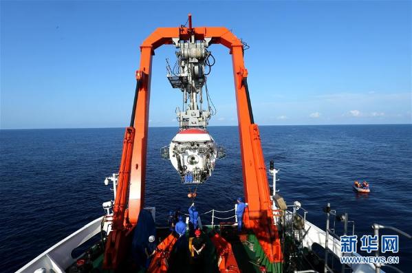 5月10日，“蛟龙”号载人潜水器布放入水，进行今年南海最后一潜。当日，“蛟龙”号载人潜水器首次迎来两位实习潜航员担任主、副驾驶下潜作业，这也是中国大洋38航次第二航段在南海的最后一潜。本潜次作业任务以近底测线观察为重点，补充调查为目的，对浦元海山的多金属结核和巨型底栖生物分布情况进行了进一步探寻，完成了环境参数测量和土木力学原位测试，采集了近底海水、沉积物、结核和生物样品。新华社记者 刘诗平 摄