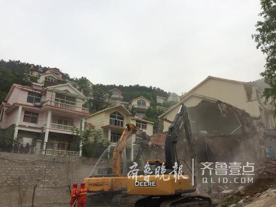 济南一村藏豪华别墅群 700余人出动强制拆除