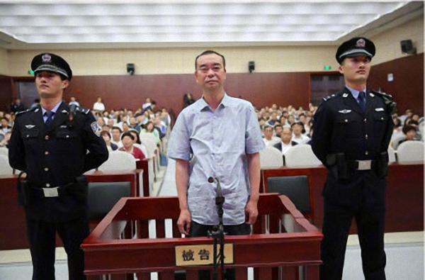 安徽安庆原副市长受审：曾是连一瓶酒都不敢收的“冷面人”