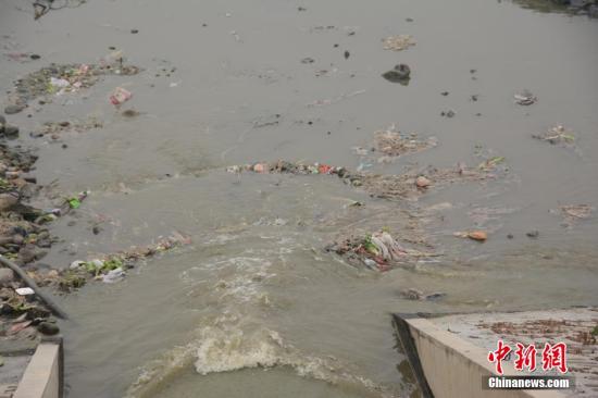 资料图：陕西省安康市大量生活污水直排汉江。中新社发 CNSPHOTO
